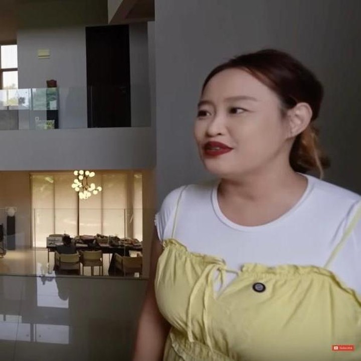 <p>Tak hanya dikenal lewat suaranya yang khas, belakangan ini, penyanyi lawas Pinkan Mambo terlihat sibuk di dunia bisnis kuliner. Mantan personel duo Ratu ini tengah menekuni usaha donat rumahan yang ia pasarkan lewat <em>live TikTok</em> hampir setiap hari, Bunda. Dalam kanal YouTube <em>@AttaHalilintar</em>, Atta membuat konten seru dengan mendatangi rumah Pinkan Mambo. (Foto: YouTube @AttaHalilintar)</p>