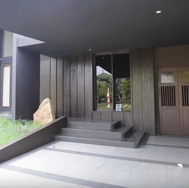 <p>Pinkan pun bercerita, rumah yang kini ia tempati bukan miliknya, melainkan ia sewa atau mengontrak, Bunda. Ia menuturkan, bahwa rumah yang ia kontrak tersebut harus mampu menjadi sumber penghasilannya. "Kayak rumah ini aku sewa terus nanti aku harus menjual 40 donat baru boleh untung. Jadi kita berkorban dahulu," ujar Pinkan. (Foto: YouTube @AttaHalilintar)</p>