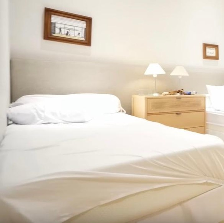 <p>Bunda pasti akan terkesan melihat kamar di rumah ini, yang tertata rapi paripurna layaknya kamar hotel. Apalagi, terdapat dua kasur <em>single bed</em> yang bikin suasananya semakin nyaman dan <em>homey</em>. (Foto: YouTube @AttaHalilintar)</p>