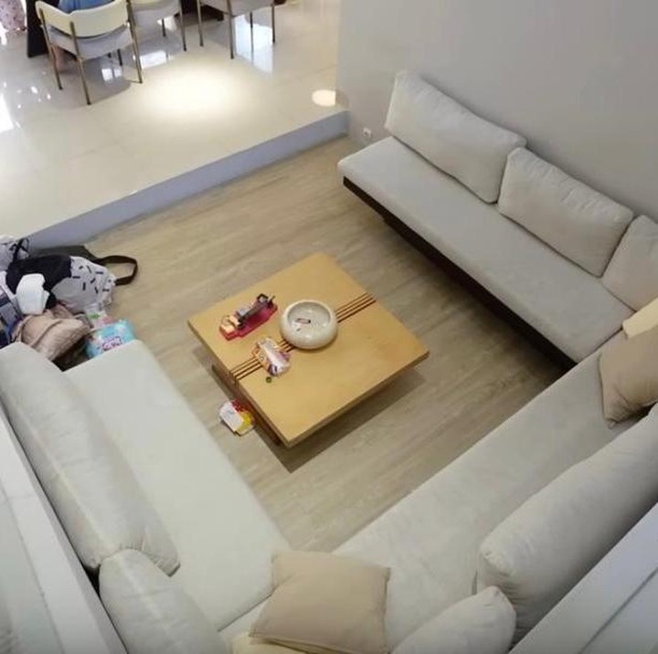 <p>Dari lantai atas, terlihat jelas ruang tamu yang luas dengan meja makan cantik di sudutnya, yang menciptakan kesan elegan. Pemandangan ini bisa banget jadi inspirasi hunian yang nyaman dan estetik ya, Bunda. (Foto: YouTube @AttaHalilintar)</p>