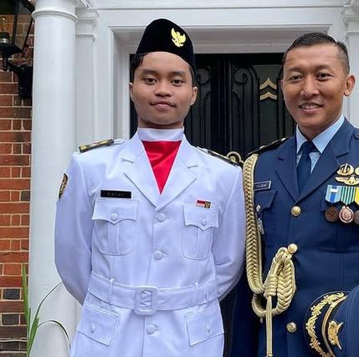 <p>Swara Reiki January, putra sulung penyanyi Ratna Listy, pernah menjadi anggota Paskibra saat peringatan HUT ke-77 Republik Indonesia lho, Bunda. Mahasiswa Goldsmith University of London ini bahkan bertugas dalam upacara bendera di Kedutaan Besar RI di London. Sebagai seorang Bunda, Ratna kerap menunjukkan rasa bangganya atas prestasi sang putra. Reiki pun pernah mendapat kehormatan menjadi paskibra di KBRI London sebanyak dua kali, yakni pada tahun 2022 dan 2023. (Foto: Instagram @reikijanuary)</p>