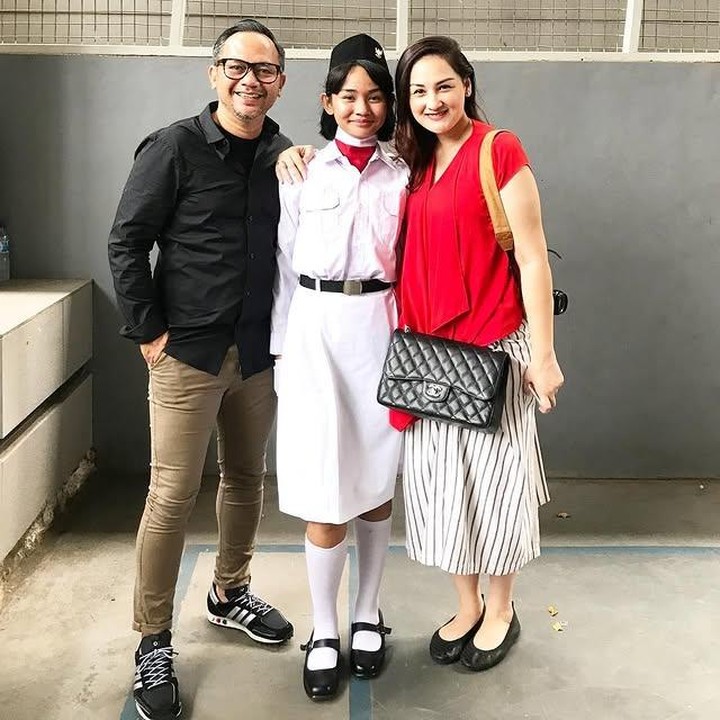 <p>Bunda, pada tahun 2017, Mima Shafa, putri sulung aktris Mona Ratuliu dan Indra Brasco, pernah menjadi anggota Paskibra, lho. Saat itu, ia masih duduk di bangku SMP, Bunda.&nbsp; (Foto: Instagram @monaratuliu)</p>