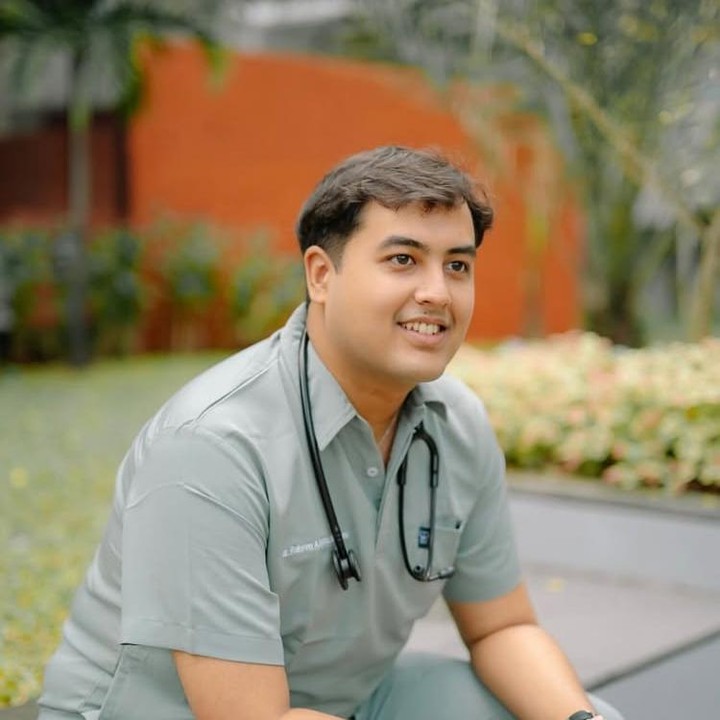 <p>Pemain film Dominique Sanda tengah berbahagia, Bunda. Anak sulungnya Rakeen Arioseto Djojohadikusumo, baru saja dilantik menjadi dokter. Dominique membagikan unggahan saat sang putra melakukan hippocratic oath atau mengucap janji atau sumpah etika dokter saat dilantik. (Foto: Instagram @dominique_sanda)</p>