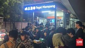 Usai Hujan, Antrean Penumpang TJ Mengular Keluar Halte Tegal Mampang
