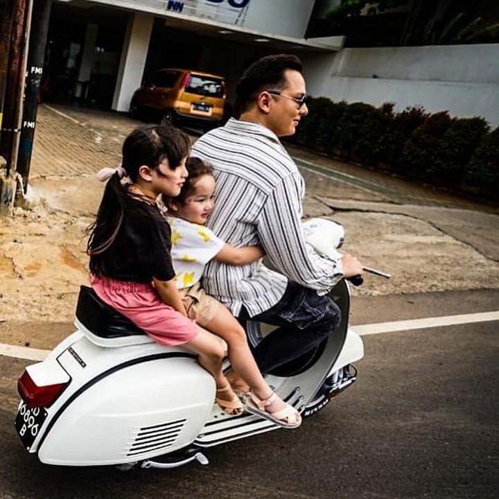 <p>Aktor Andhika Pratama diketahui suka motoran. Suami Ussy Sulistiawaty ini pernah mengunggah potret saat mengajak kedua putrinya, Elea dan Sheva, motoran di area komplek rumah. Kedua putri Andhika terlihat menikmati momen kebersamaan dengan ayahnya. (Foto: Instagram @andhiiikapratama)</p>