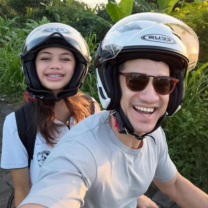 <p>Aktor Andrew White juga sering mengantar jemput putrinya ke sekolah dengan motor. Suami Nana Mirdad ini ternyata punya alasan menarik kenapa sering melakukan aktivitas tersebut bersama putrinya Sarah. "<em>Building childhood memories</em>!! Ya secapek apa pun aku selalu berusaha untuk nganter anak2 sekolah. Ya bukan hal yg gimana2 sih tapi dapet waktu ngobrol bonus sama mereka hehe," ujarnya dalam salah satu unggahan di Instagram. (Foto: Instagram @andrew.white._)</p>