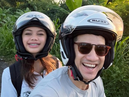 5 Potret Artis yang Suka Ajak Anak Motoran, Andrew White buat Antar Jemput Sekolah
