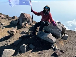 Nggak Ada Capeknya, Usai Rinjani, Atiek CB Gapai Puncak Gunung Slamet