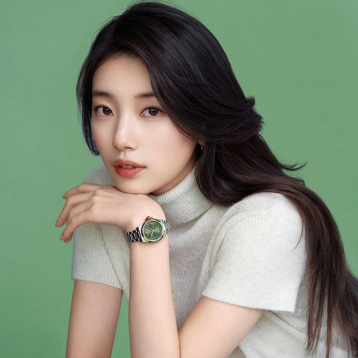 <p>Bae Suzy membuktikan bahwa kariernya dibangun lebih dari sekadar kecantikan. Perempuan yang satu ini bukan hanya berhasil di dunia musik K-pop, tetapi juga piawai dalam beradu akting. Hal tersebut membuatnya dikenal banyak orang di seluruh dunia dan masuk daftar artis Korea&nbsp;terkaya 2025 dengan kekayaan Rp733 miliar.&nbsp;(Foto: Instagram@skuukzky)</p>