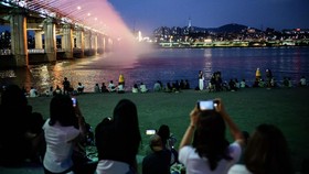 FOTO: Suasana Romantis dari Air Mancur Pelangi Banpo Bridge Park Seoul