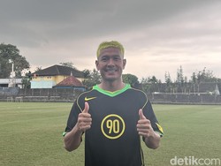 Nyentrik! Bek PSS Jajang Mulyana Punya Julukan Baru Usai Ganti Warna Rambut