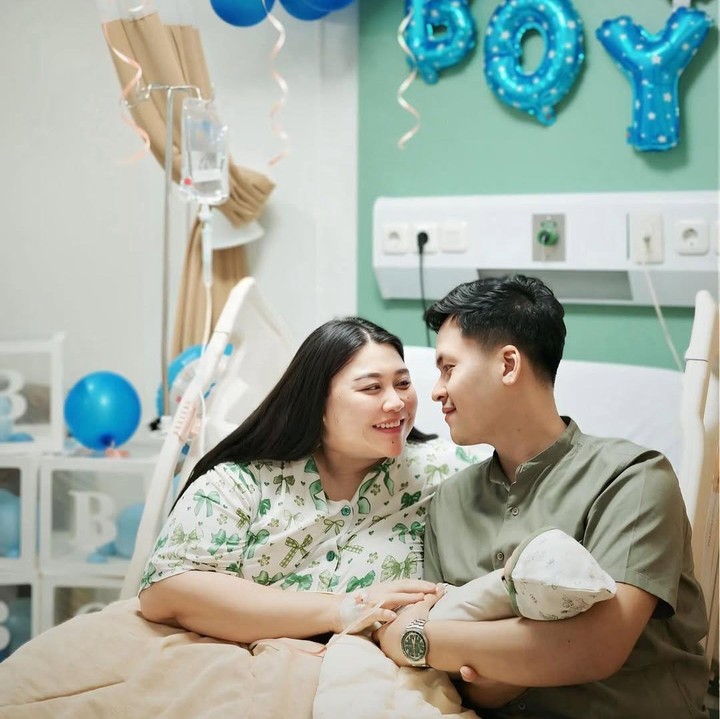 <p>Clarissa melahirkan bayi berjenis kelamin laki-laki, Bunda. Melalui unggahan di Instagram, Clarissa mengungkap nama sang putra. "<em>Alhamdulillah MasyaAllah Tabarakallah</em> telah lahir Putra pertama kami pada hari Senin, 11 Agustus 2025 Jam 10.15 yang bernama MALINO ADALRIC NALADHISSA," tulisnya. (Foto: Instagram @clarissaputri_/ @nafaspertama)</p>