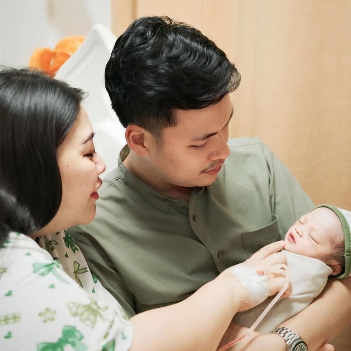 <p>Perlu diketahui, Clarissa Putri resmi menikah dengan Sandro pada 7 Juli 2024. Pada akhir Februari 2025, Clarissa mengumumkan kehamilan pertamanya. Sejak saat itu, ia dan suami mulai sering membagikan perjalanan kehamilan ini ke publik. Pada bulan Mei, Clarissa dan suami mengadakan acara<em> gender reveal</em> yang cukup meriah. (Foto: Instagram @clarissaputri_/ @nafaspertama)</p>