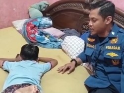 Anak Tantrum Ubrak-abrik Rumah, Petugas Damkar Lamongan Turun Tangan