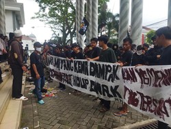 Warga Buang Sampah ke Kantor Bupati Pandeglang, Minta Cabut MoU TPA Bangkonol