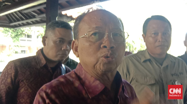 Gubernur Bali I Wayan Koster mengklaim pernah ditawari uang sebesar Rp100 triliun agar mengizinkan pembangunan kasino di daerahnya. Tapi ia tolak tawaran itu.