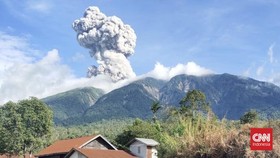 Gunung Marapi Erupsi, Lontarkan Abu Vulkanik Setinggi 1,6 KM