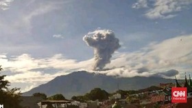 Gunung Marapi Erupsi, Semburkan Abu hingga 1 Km dan Disertai Dentuman