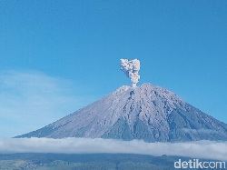 Gunung Semeru Erupsi 2 Kali Pagi ini, Warga Diminta Jauhi Radius 13 Km