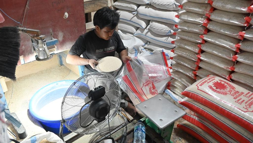 Bulog Pastikan Harga Beras-Minyak Goreng Aman Jelang Tahun Baru 2026