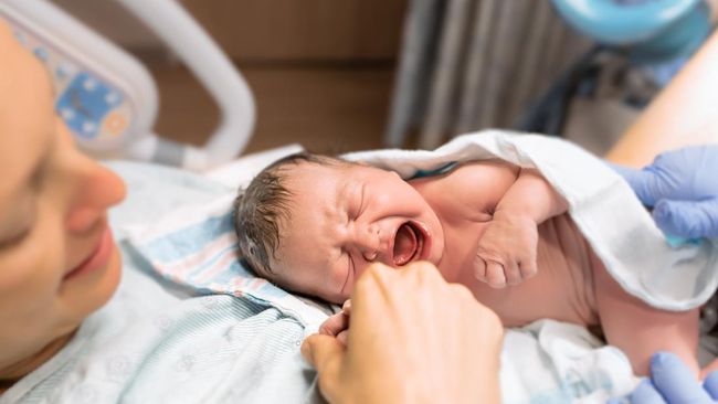 Kesepian karena Tinggal Jauh dari Putrinya, Bunda Ini Jalani IVF dan Melahirkan di Usia 59 Th