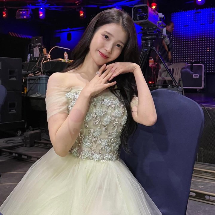 <p>Siapa yang tak kenal dengan penyanyi satu ini? IU alias Lee Ji Eun juga termasuk artis Korea&nbsp;terkaya 2025 dengan kekayaan Rp814 miliar. Selain dari industri musik, ia juga menghasilkan pendapatan dari drama dan kontrak dengan <em>brand</em> ternama.&nbsp;(Foto: Instagram@dlwlrma)</p>