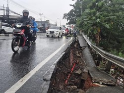 Awas Macet! Jalan di Cisalak Depok Amblas Usai Hujan Deras