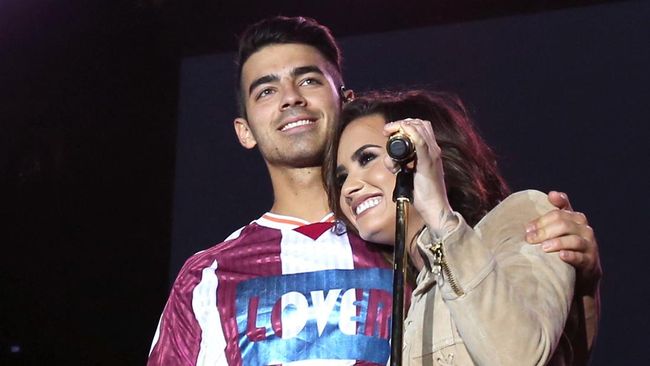 Demi Lovato tampil bareng Joe Jonas menyanyikan hit dari Camp Rock dalam konser Jonas Brothers.
