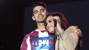 Demi Lovato in Joe Jonas po 15 letih spet skupaj na odru, obujata spomine na 'Camp Rock'