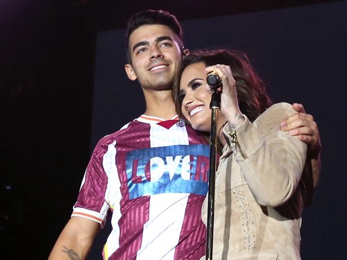 Reuni Mantan, Demi Lovato dan Joe Jonas Tampil Nostalgia Camp Rock