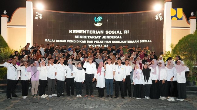 Mengunjungi Sekolah Rakyat Menengah Atas 20 Sleman, Dody bergabung dalam makan malam bersama para siswa dan mendengarkan langsung mimpi-mimpi mereka.