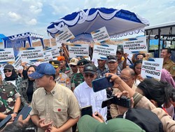 Mentrans Serahkan 94 Sertipikat Hak Milik ke Warga Tanjung Banun