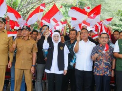 Khofifah Bagikan Bantuan Nelayan Pacitan, Optimis Tingkatkan Kesejahteraan