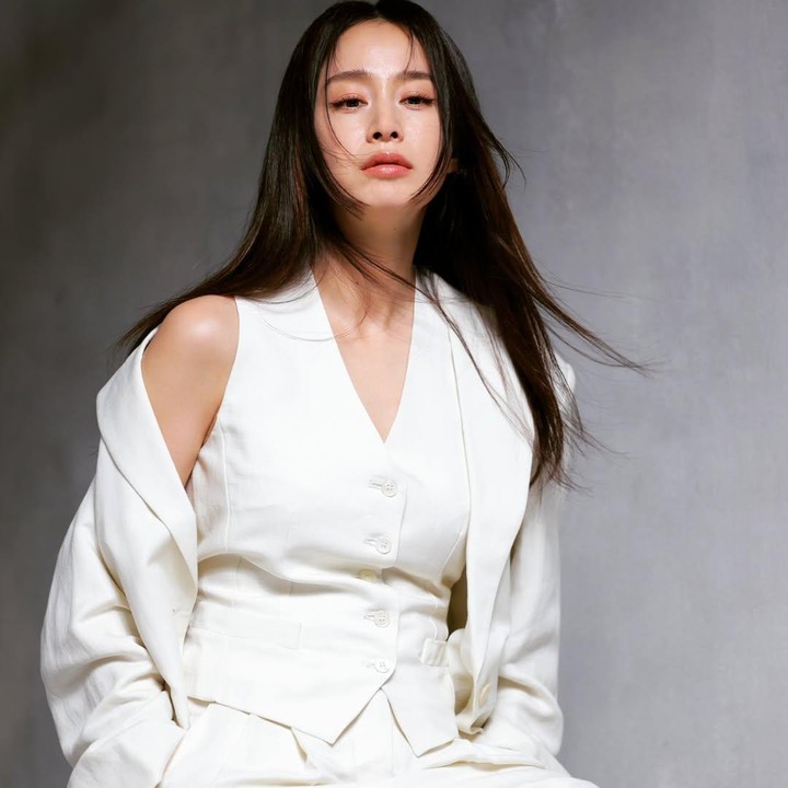 <p>Kim Tae Hee meraih ketenarannya berkat <em>Stairway to Heaven</em> dan<em> Iris.</em> Reputasinya yang bersih dan daya tarik <em>box office </em>membuatnya tetap kokoh di antara orang terkaya di Korea. Ia diketahui memiliki kekayaan Rp896 miliar dan menempati posisi keempat sebagai artis&nbsp;terkaya 2025.&nbsp;(Foto: Instagram@kimtaehee99)</p>