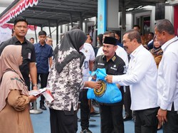 Menteri Imipas Juga Berikan Paket Sembako ke Warga Terdampak Banjir Cikarang