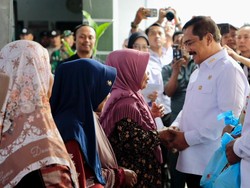 Menteri Agus Bagikan 2.500 Paket Sembako ke Korban Banjir Karawang Jelang HUT RI