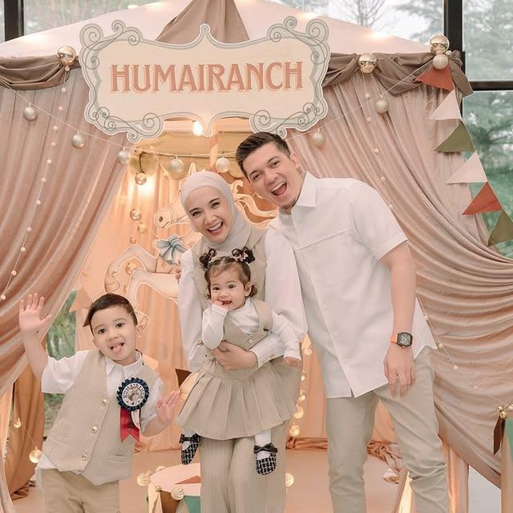 <p>Enggak cuma soal main saja, beberapa minggu lalu keluarga ini juga kerap merayakan ulang tahun pertama sang putri, Humaira. Melihat Ukkasya yang sudah mulai tampak dewasa, warganet pun jadi makin ikut terharu melihat betapa cepatnya waktu berlalu. (Foto: Instagram @zaskiasungkar15)</p>