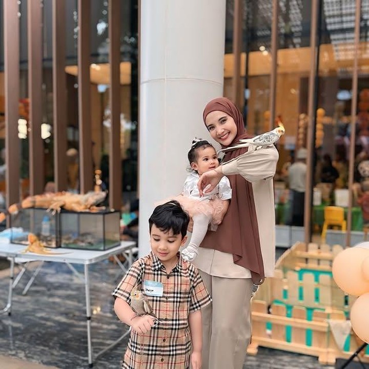 <p>Pasangan artis Zaskia Sungkar dan Irwansyah memang selalu berhasil membuat publik penasaran dengan kebahagiaan keluarga kecilnya. Mereka kerap membagikan momen manis yang bikin hati meleleh, apalagi saat anak pertama mereka, Ukkasya, asyik bermain bersama sang adik, Humaira. (Foto: Instagram @zaskiasungkar15)</p>