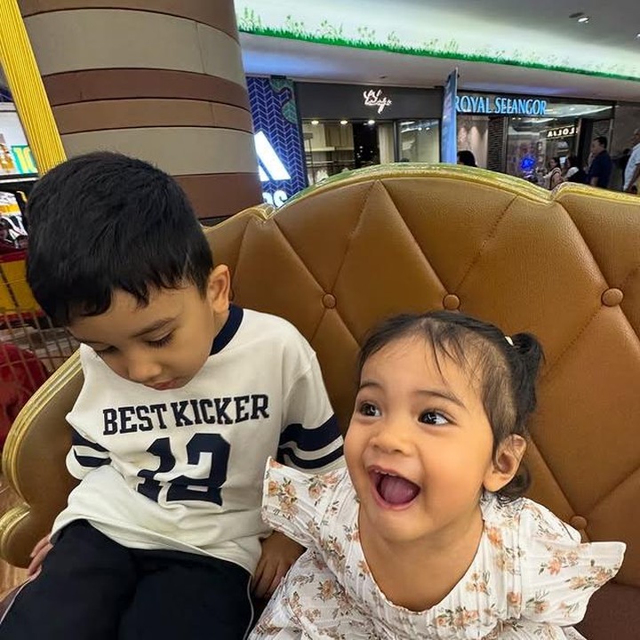 <p>Ukkasya yang kini berusia 3 tahun terlihat makin ceria dan pintar saat menemani Humaira bermain bersama, Bunda. Zaskia pun enggak mau ketinggalan mengabadikan setiap detik kebersamaan mereka lewat foto-foto yang diunggah di media sosialnya. (Foto: Instagram @zaskiasungkar15)</p>