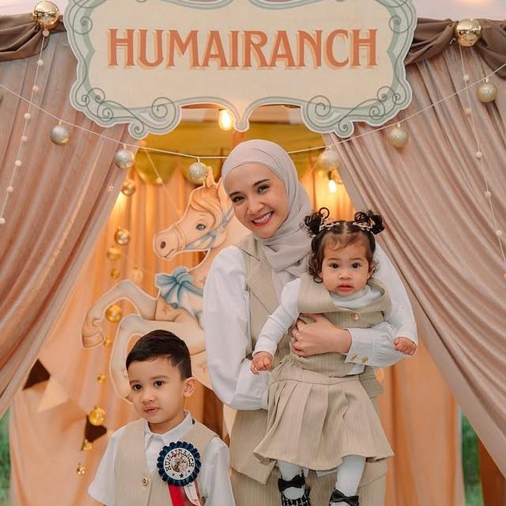 <p>Sebagai Bunda, Zaskia selalu memastikan kedua anaknya tumbuh bahagia dan saling menyayangi. Enggak heran kalau kebersamaan mereka sering kali jadi inspirasi bagi banyak orang di luar sana. (Foto: Instagram @zaskiasungkar15)</p>