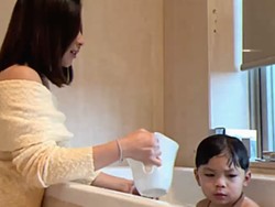 Gaya Nikita Willy Mandiin Anak Disorot, Pakai Baju Sabrina-Gayung Crazy Rich