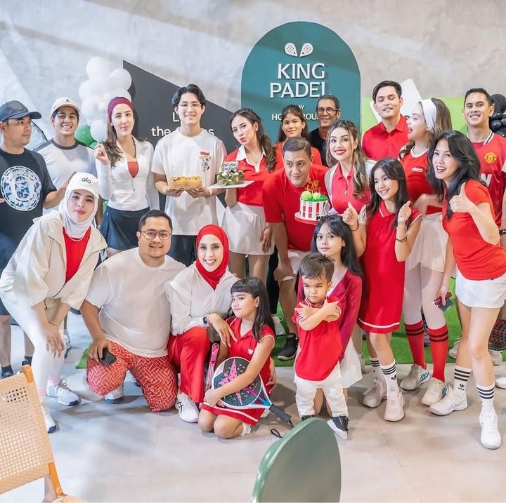 <p>Momen perayaan ulang tahun tersebut dibagikan langsung oleh Nurah melalui beberapa foto yang diunggah di akun Instagram pribadinya. &ldquo;Pesta Ulang Tahun Padel Papa,&rdquo; tulis Nurah, dikutip dari laman Instagram <em>@nourahsheivirah,</em> Selasa (12/8/2025).&nbsp;(Foto: Instagram@nourasheivirah)</p>
