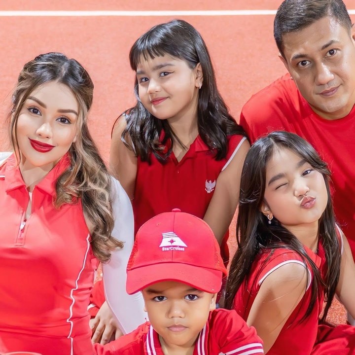 <p>Padel belakangan ini tengah menjadi tren olahraga di kalangan masyarakat Indonesia. Bahkan, sejumlah artis juga kerap merayakan ulang tahun dengan mengusung tema olahraga ini. Salah satunya adalah Nurah&nbsp;Syahfirah saat memberikan kejutan untuk sang suami, Teuku Rafly Pasya. (Foto: Instagram@nourasheivirah)</p>