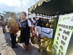Sulit Dapat Gas Melon, Warga Denpasar Serbu Pasar Murah LPG 3 Kg