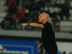 Johnny Jansen: Lupakan Hasil Lawan Persik, Fokus ke Malut United