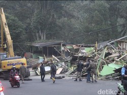 Satpol PP Bongkar Ratusan Warung di Jalur Wisata Ciater Subang