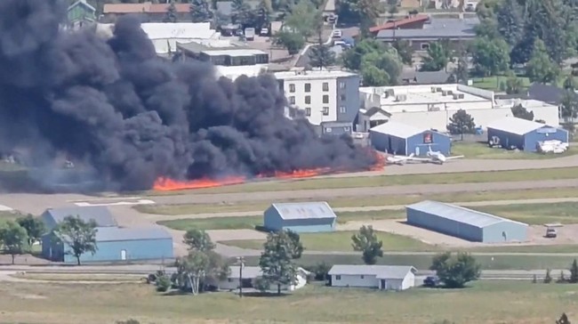 Pesawat Tabrakan hingga Picu Kebakaran di Bandara Sebuah pesawat kecil menabrak sejumlah pesawat yang sedang parkir saat hendak mendarat di Bandara Kalispell City, Montana, Amerika Serikat.