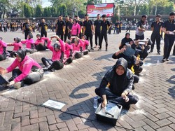 Polisi di Pasuruan Seru-seruan Lomba Agustusan Bareng Warga
