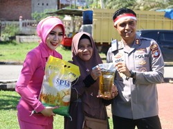 Polres Rohul Gelar Bazar Beras Murah Sambil Bagi-bagi Bendera Merah Putih