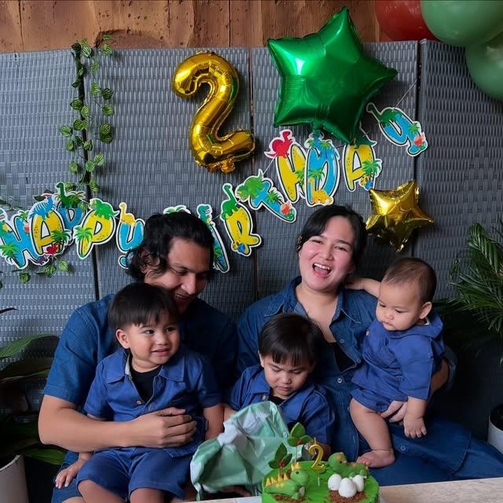 <p>Di momen spesial ulang tahun kedua putranya, Masayu dan Qausar kompak menggelar pesta bertema Safari Garden. Mereka tampil serasi dalam <em>outfit</em> bernuansa biru, sementara si bungsu, Ryu Akira Sarfaraz Hy, digendong oleh sang Bunda. (Foto: Instagram @masayuclara)</p>